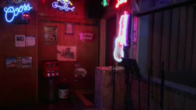 Live Sunday and Wednesday 8-12 Morrison Holiday Bar  on 15-Jun-25-20:25:24